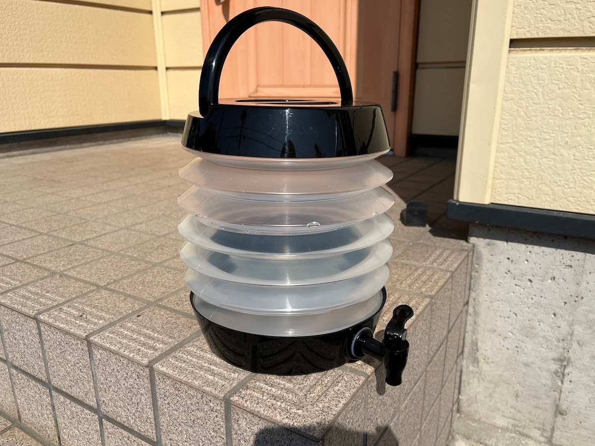 ダイソーのウォータージャグ「折りたたみポリタンク（黒、7.5L、コック付）」で水の確保が楽に