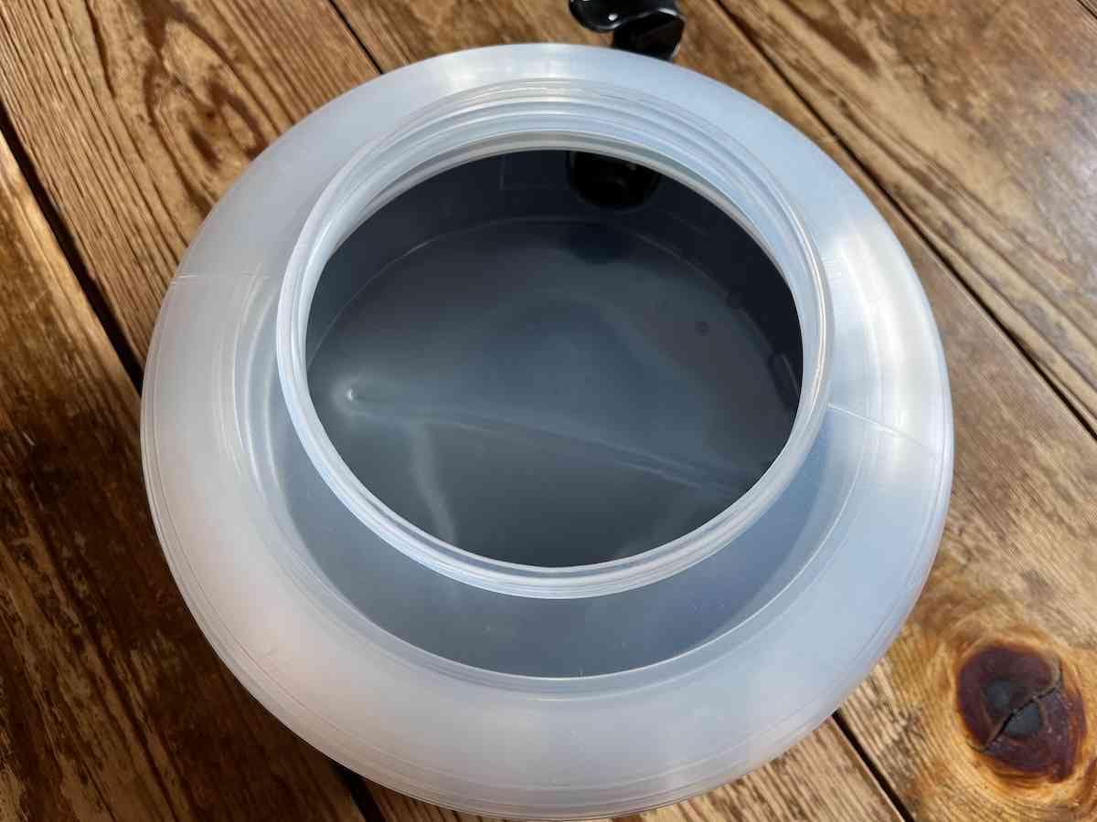 ダイソーのウォータージャグ「折りたたみポリタンク（黒、7.5L、コック付）」の口は大きい