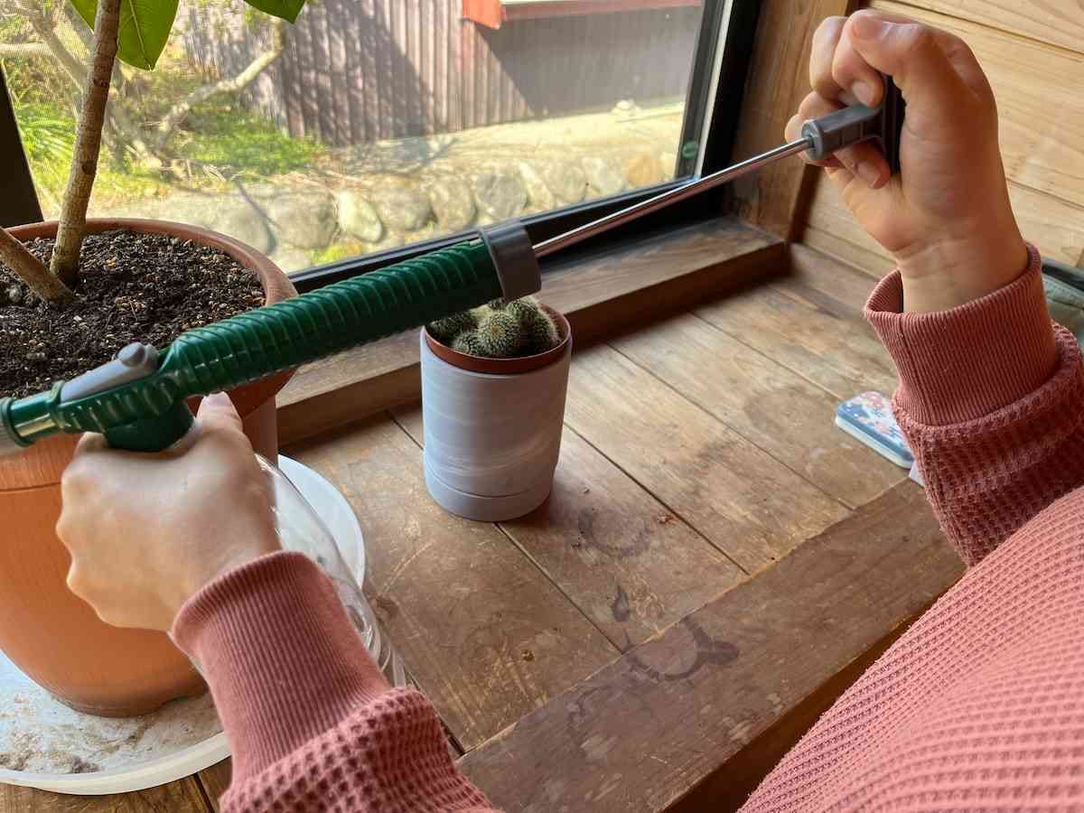 ダイソーの「加圧式霧吹き（ペットボトル用）」のレバーを何度か引く
