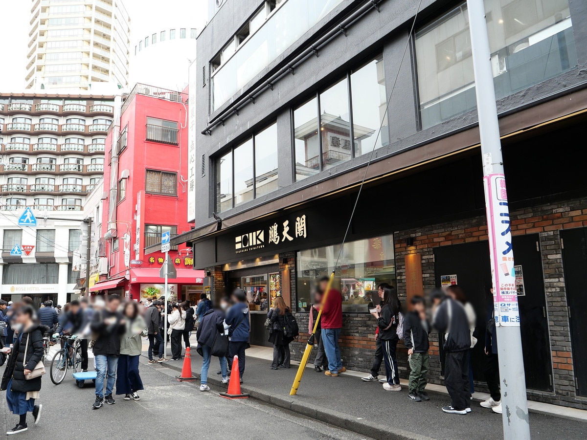 向かい側の「鵬天閣 点心舗」のテント下で食べてもOK