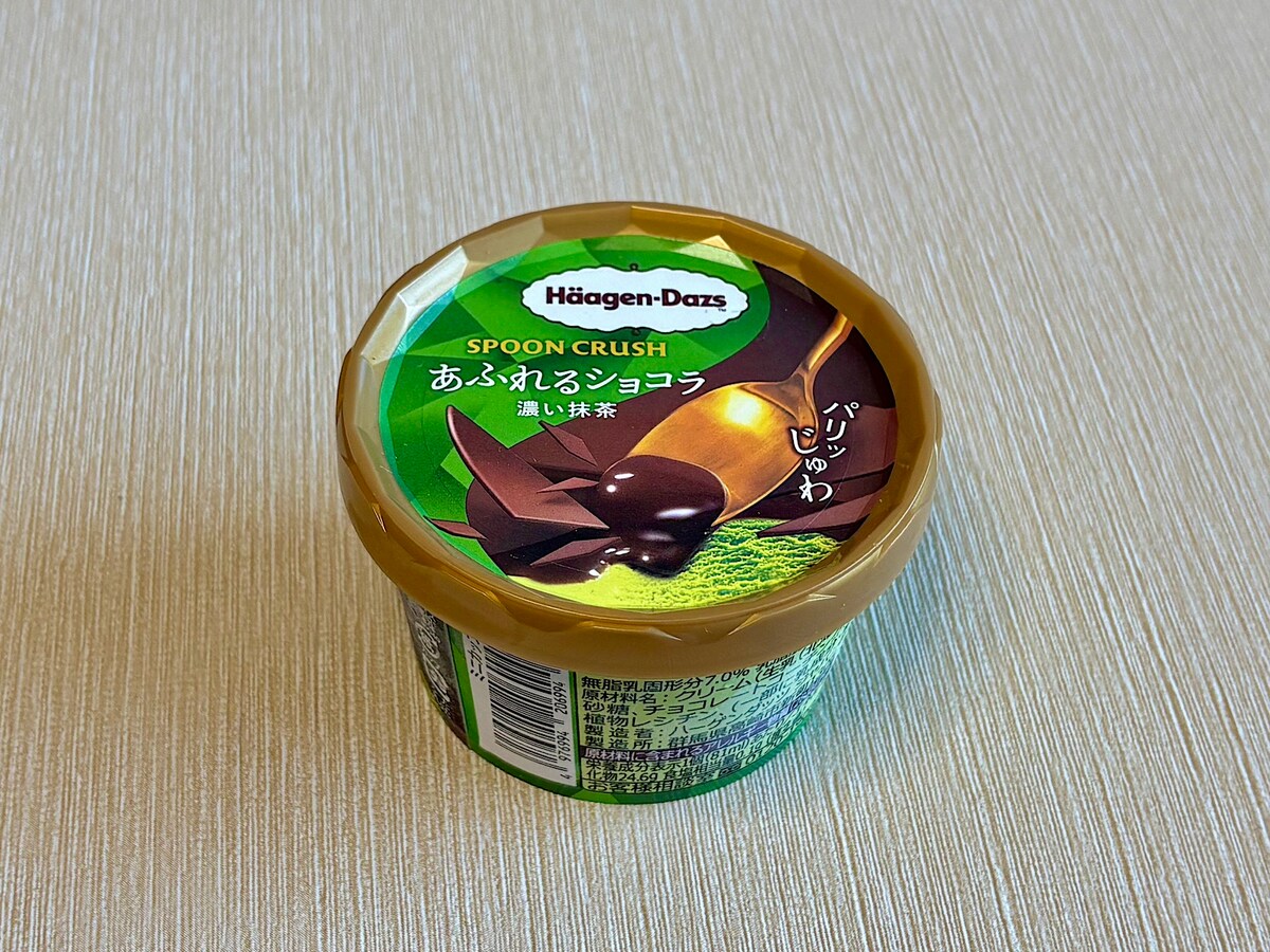 「ハーゲンダッツ ミニカップ SPOON CRUSH（スプーン クラッシュ）『あふれるショコラ 濃い抹茶』」351円（税込）