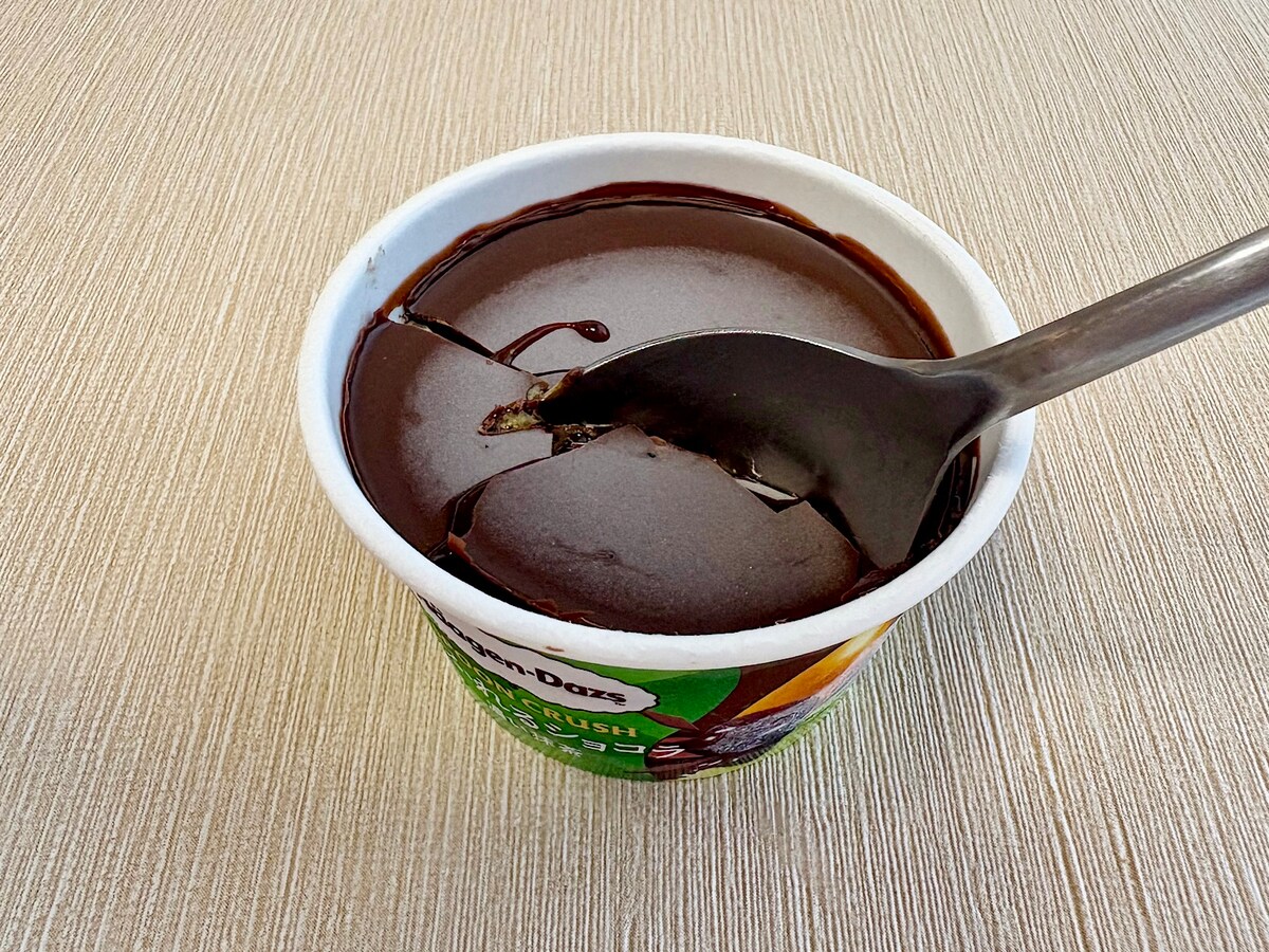 ふたを開けると、抹茶アイスが見えないほどビターチョコがたっぷり！ チョコを割って食べ進めていくワクワク感を楽しめます