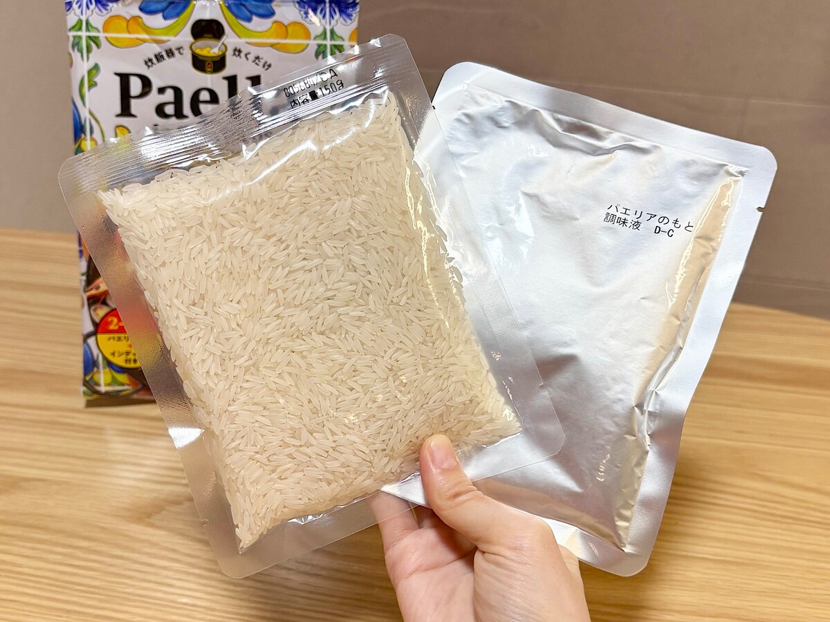 袋の中には、インディカ米と、マッシュルームやあさり入りの調味液が入っています