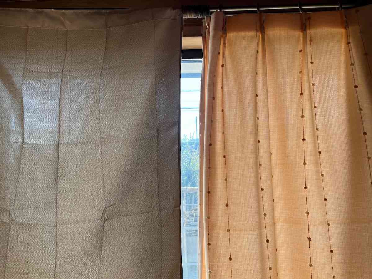 左がダイソーの「遮光裏地カーテン（フラットタイプ、無地）」、右がこれまで使っていたカーテン