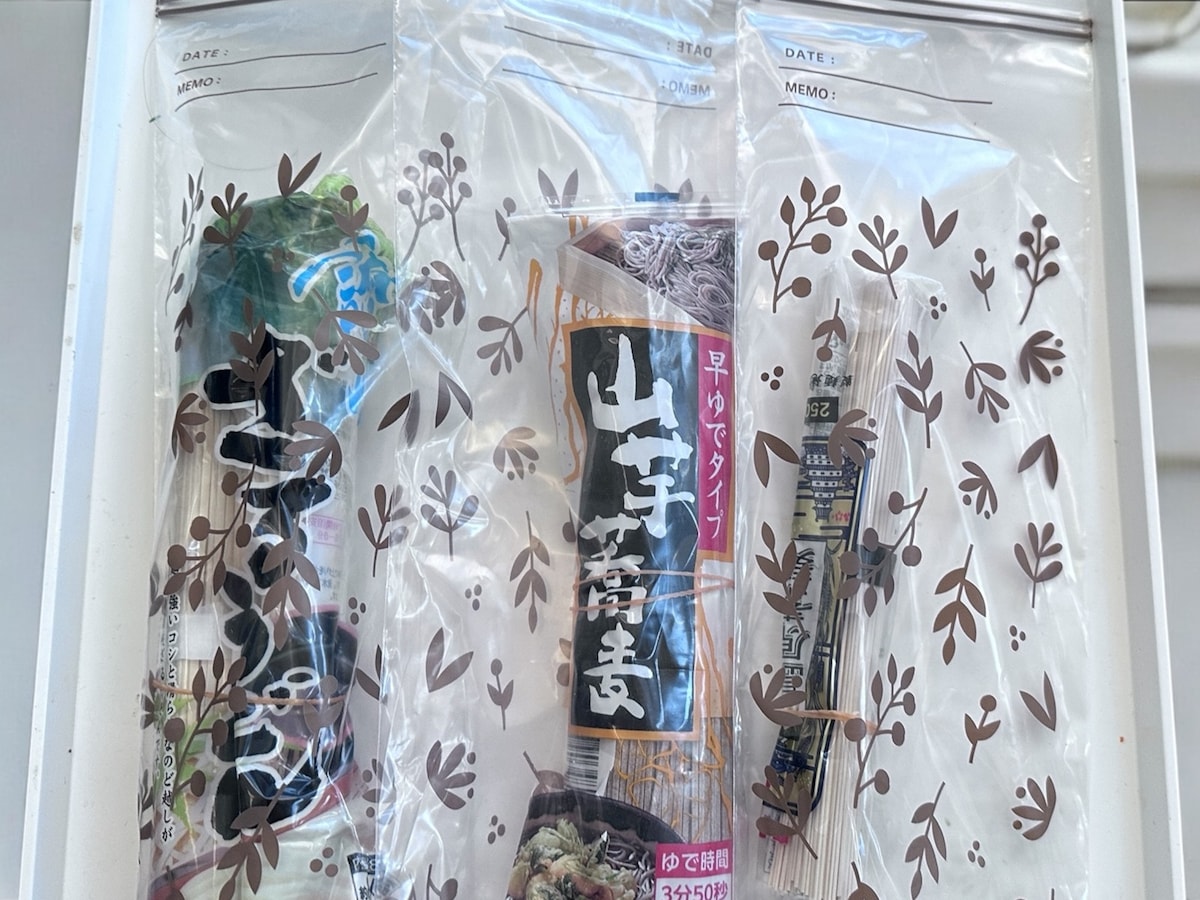 「フリーザーバッグ ダブルジッパー ロングサイズ」に乾麺を保存
