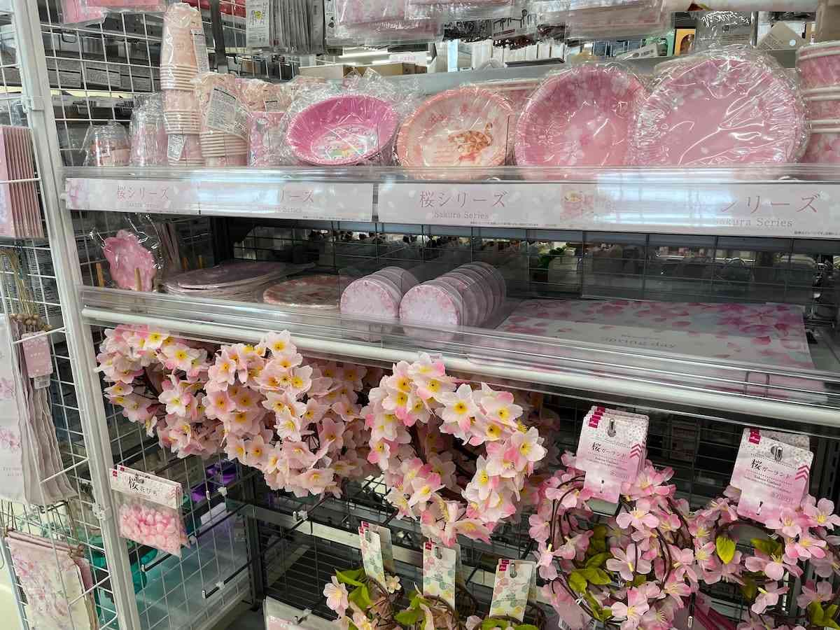 桜に関連した商品はまとめて並んでいる