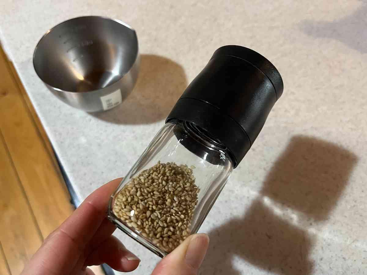 セリアのスパイスボトル「ごまミル」の容器は透明で残量が確認しやすい