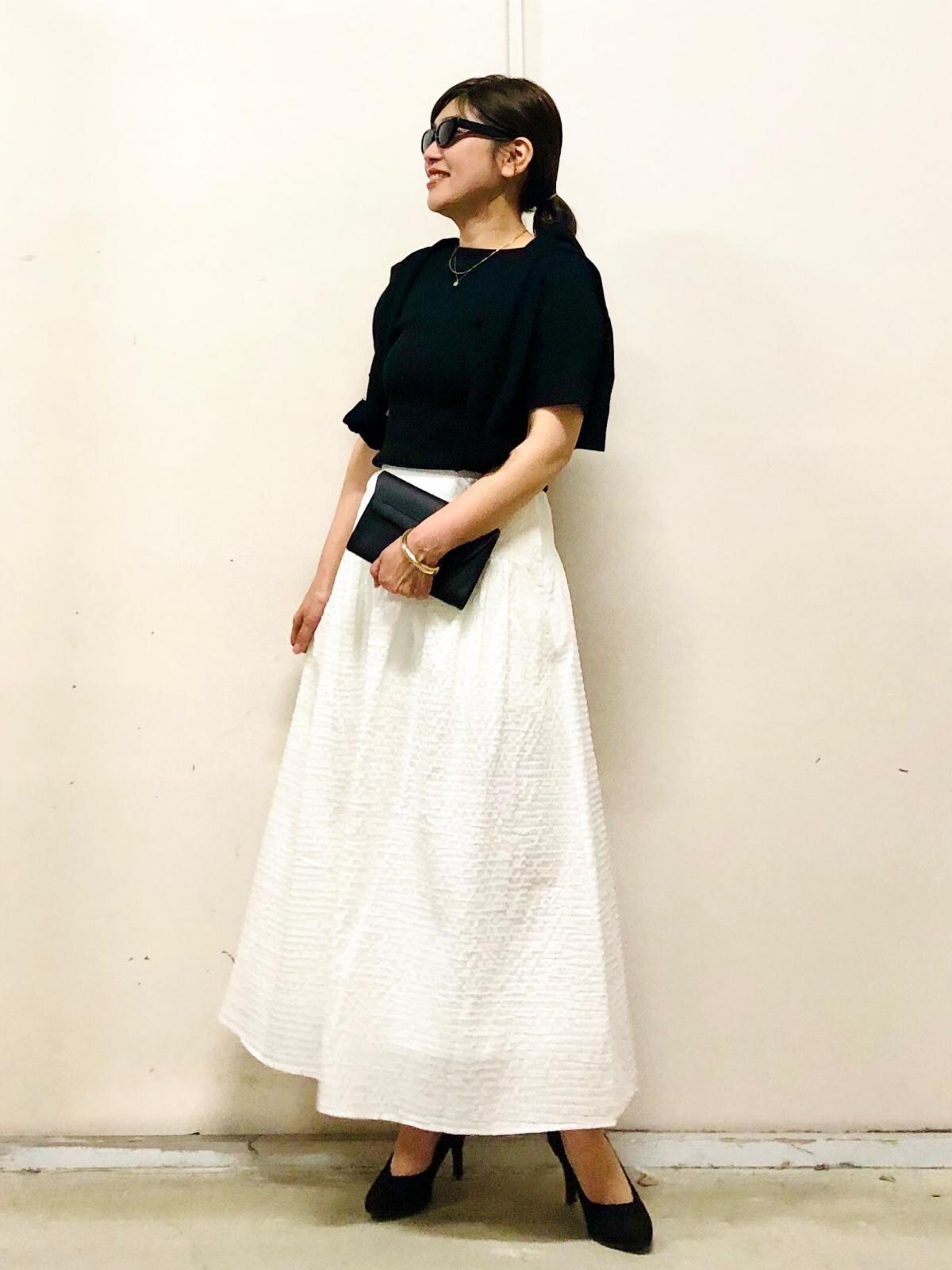 Tシャツ＆カーディガンは黒で揃えてモノトーンコーデに　出典：StyleHint