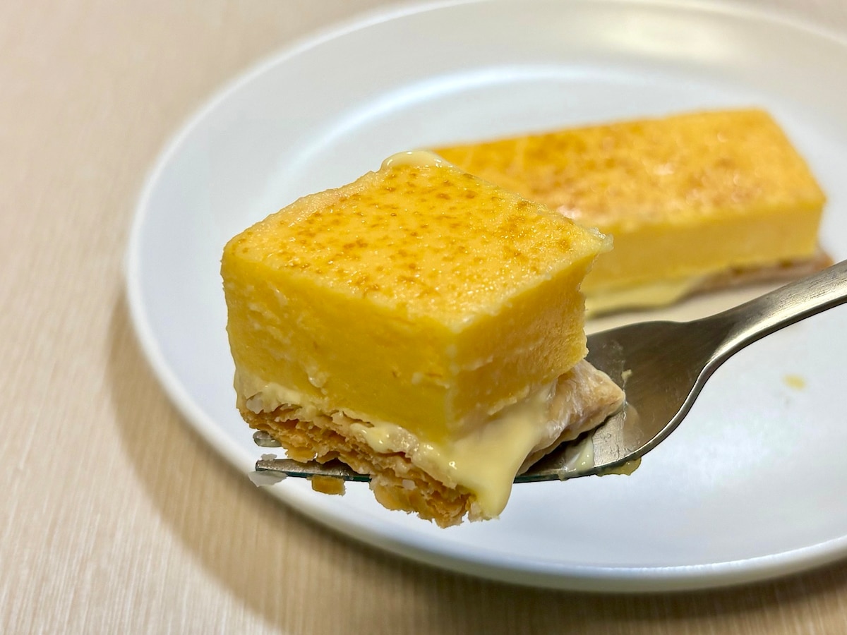 食べる前から、カスタード好きにはたまらない甘い香りが！ フォークでいただきます