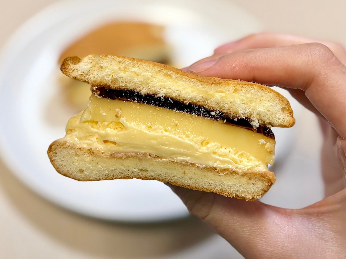 プリンがサンドされた新しいどら焼き。甘めなのでコーヒーと相性が◎