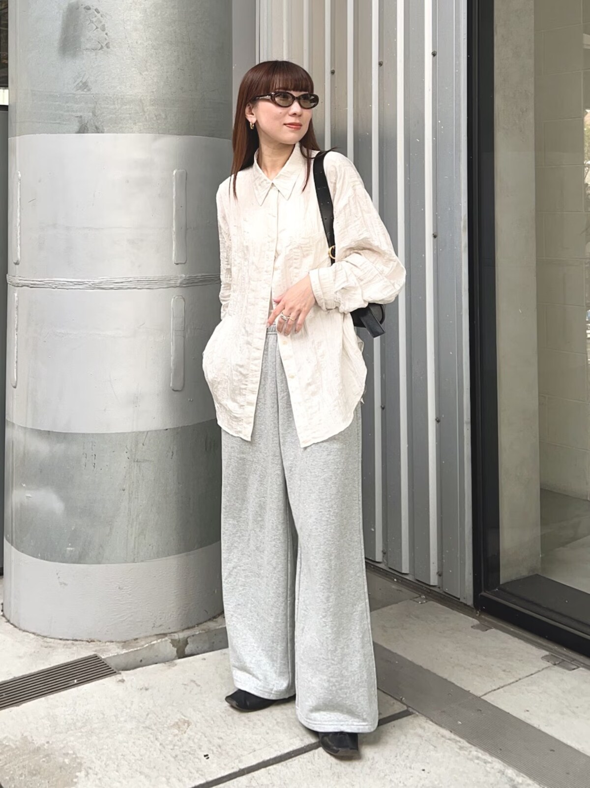 上半身はきれいめ、下半身はラフなミックスコーデに仕上げて　出典：WEAR