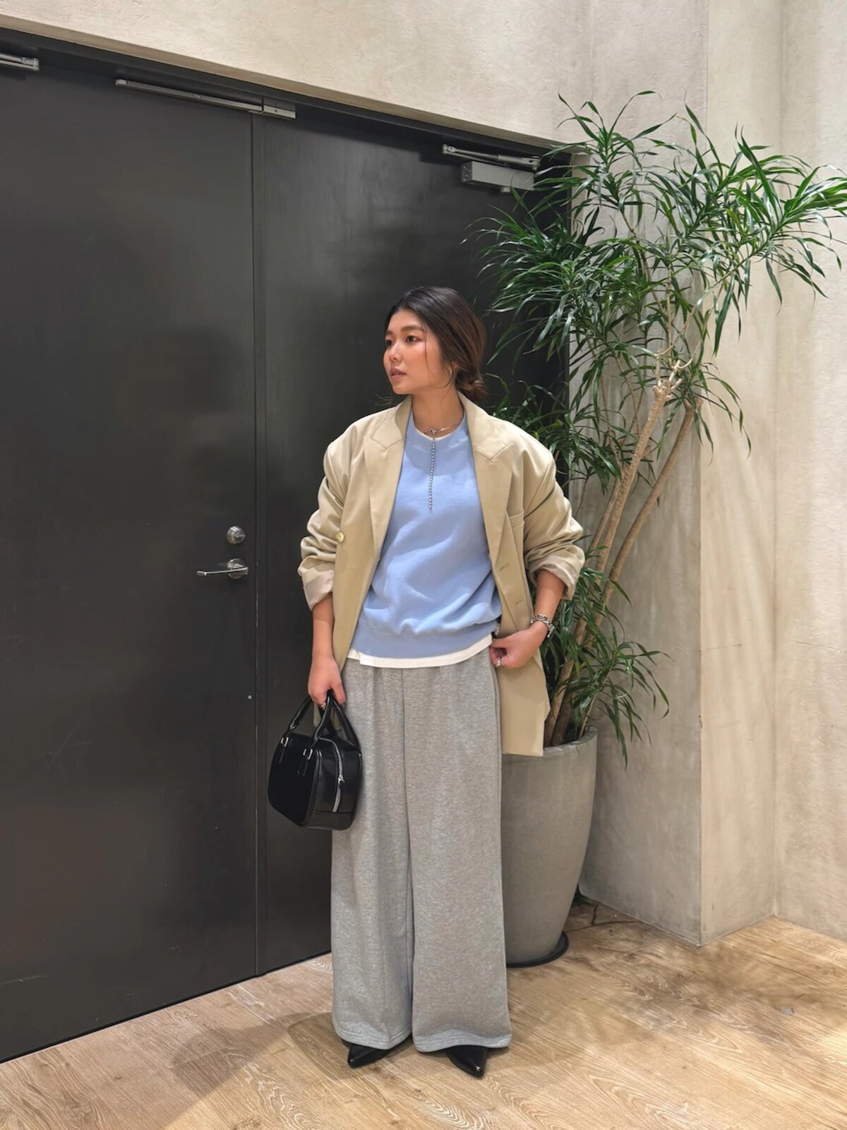 裾を絞っていない旬のスウェットパンツはワイド風にはきやすいのがメリット　出典：WEAR