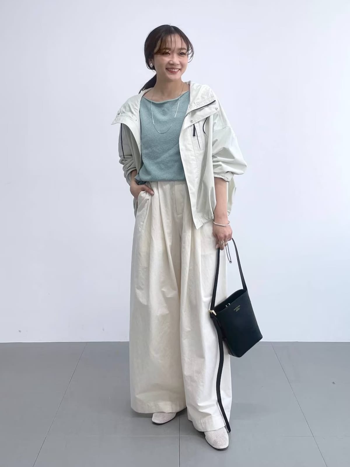 【OKコーデ】ワイドパンツとシューズの色を揃えると、足先まですらっと見せてくれます　出典：WEAR
