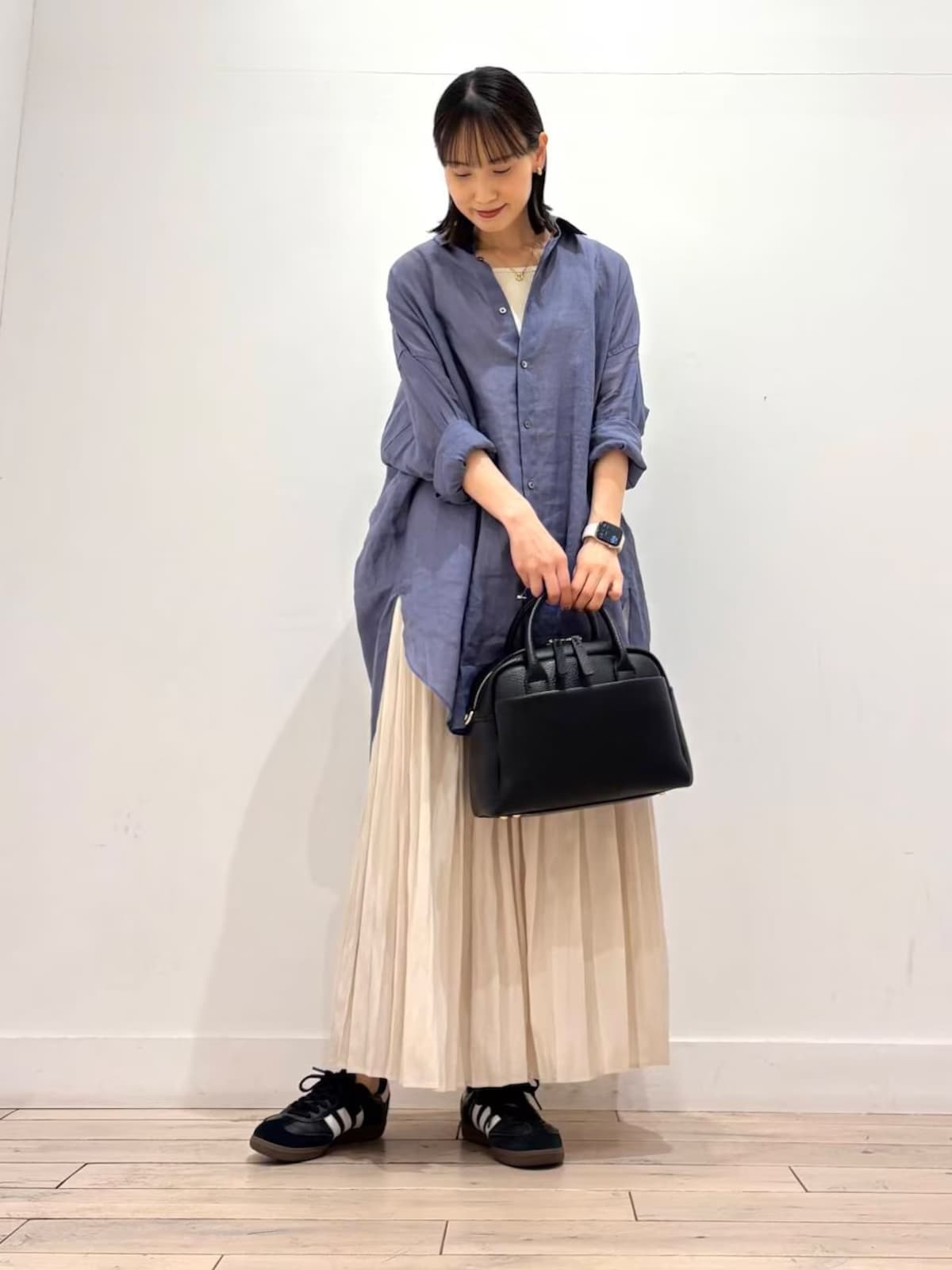【OKコーデ】手首をロールアップしたり首もとを少し開けると着やせ効果もアップします　出典：WEAR