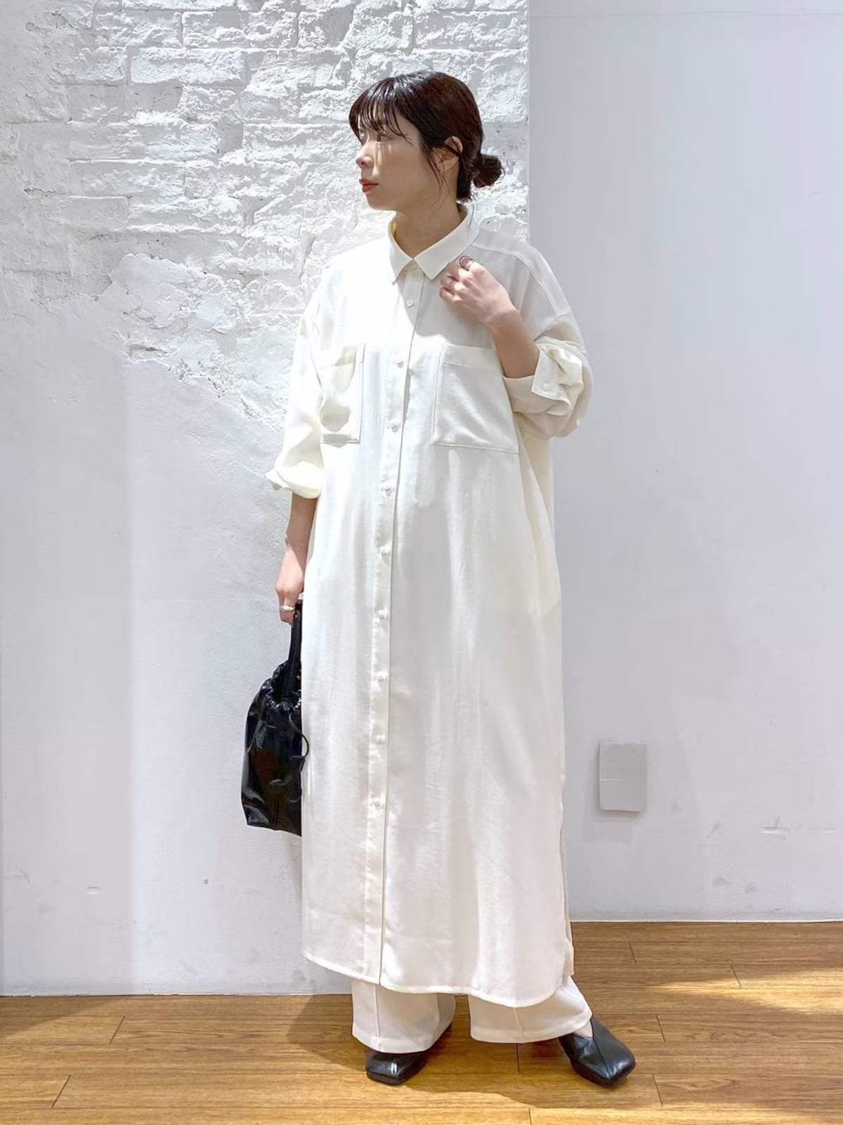 襟つきできちんと感のある白は一枚あると重宝します　出典：WEAR