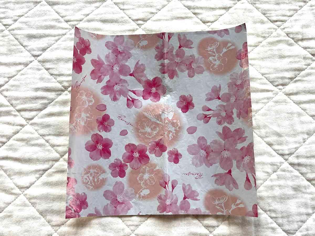 セリアの「おむすびホイルシート」の外側は桜模様
