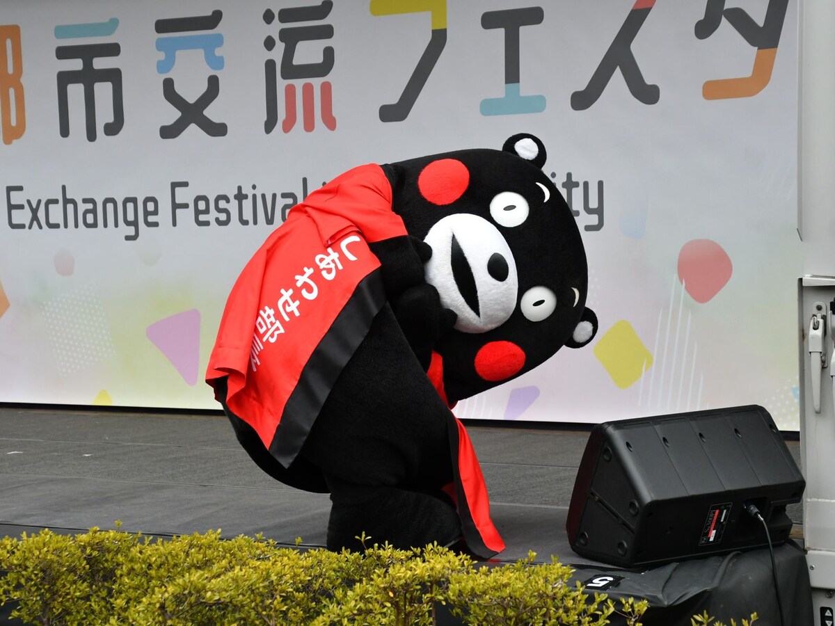 あざとポーズのくまモン＝3月8日、東京都文京区