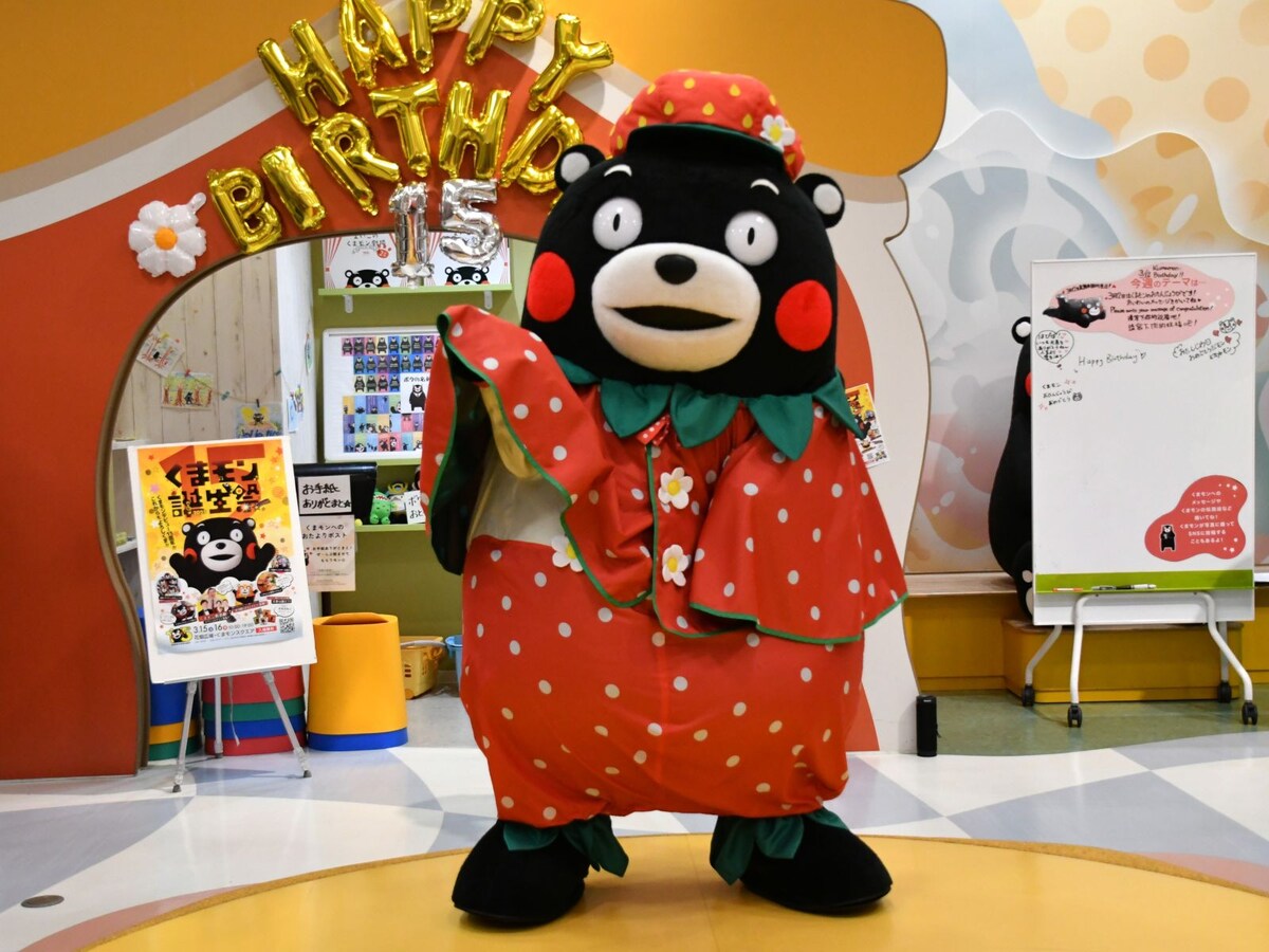 「15」衣装にご満悦＝3月12日、熊本市