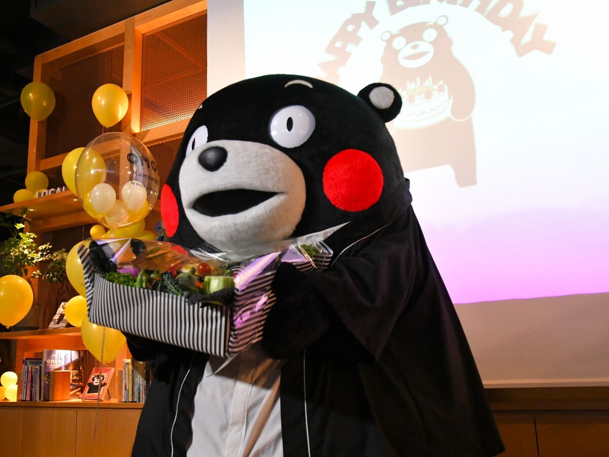 恍惚の表情を浮かべるくまモン＝3月13日、熊本市