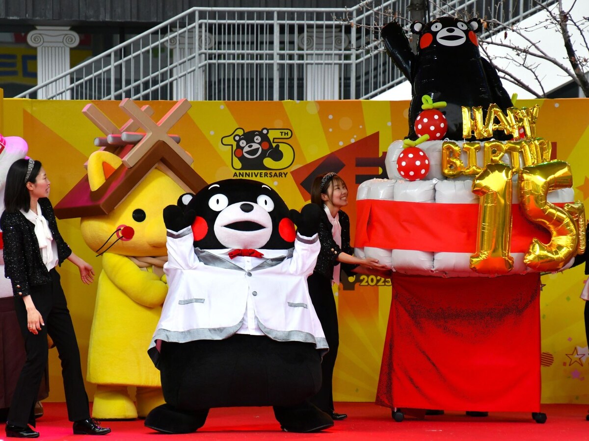 見上げるほど大きなケーキに大興奮！