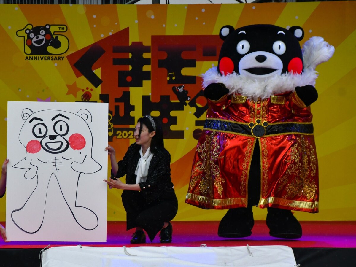 自慢の腹筋を強調