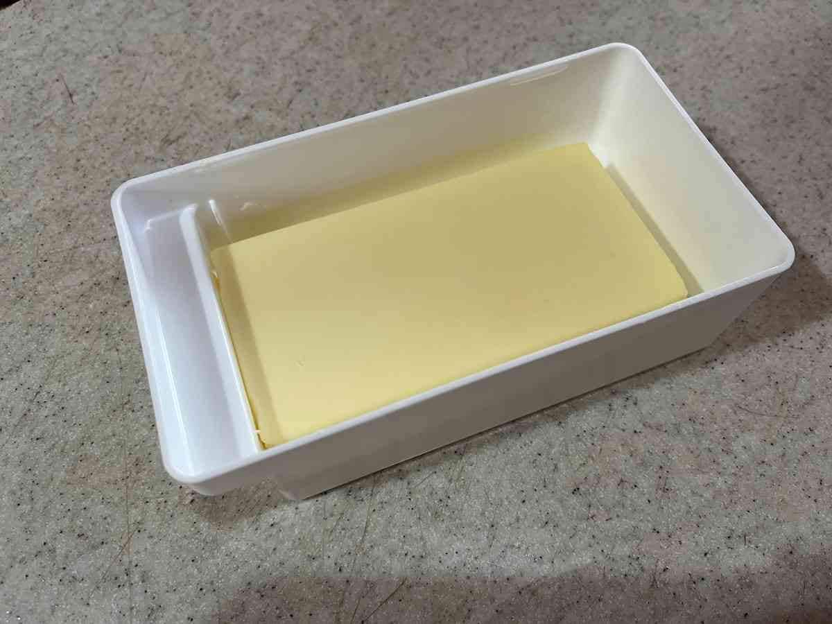 「バターケース カッター付き」に150gのバターを入れる