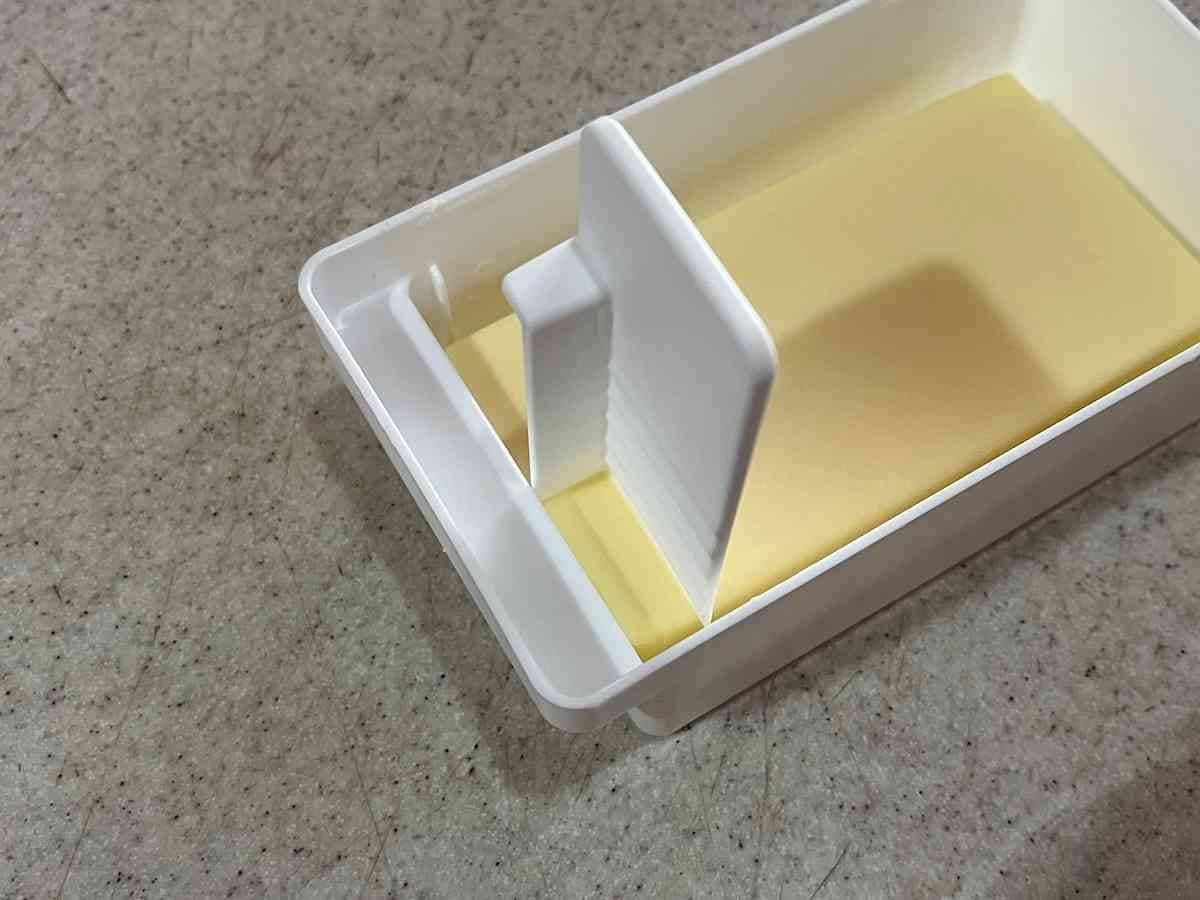 カッターでバターをカットする