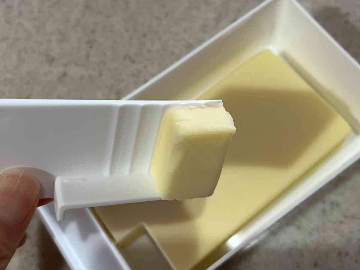 カッターにはバターがつきにく工夫がされている