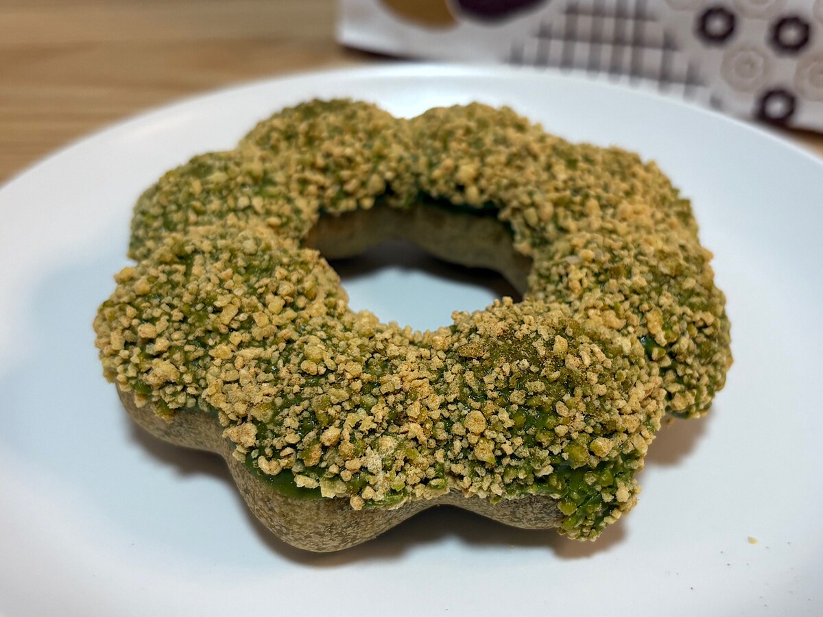 宇治抹茶を練り込んだ生地に、抹茶チョコときな粉クランチがトッピングしてあります