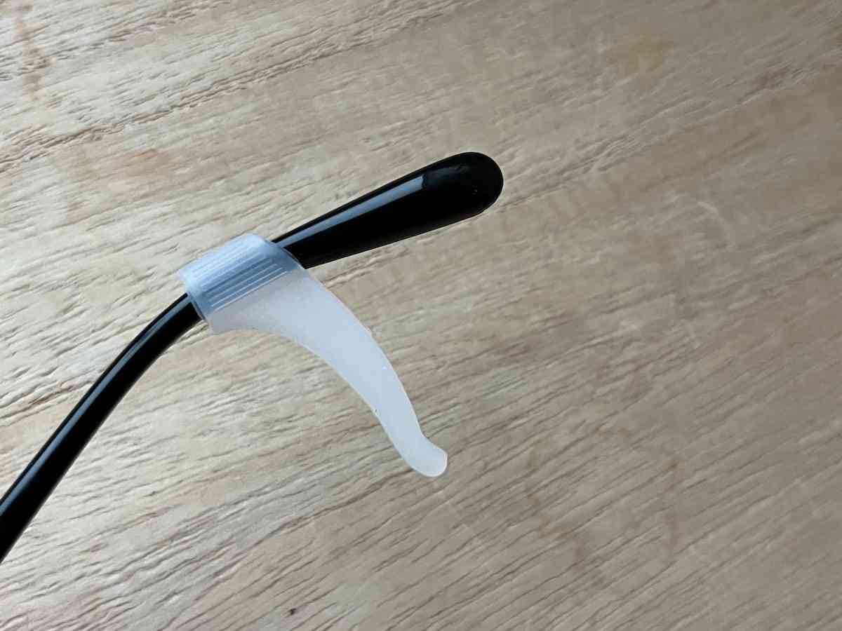 メガネをかけながら、とめる位置を決めよう