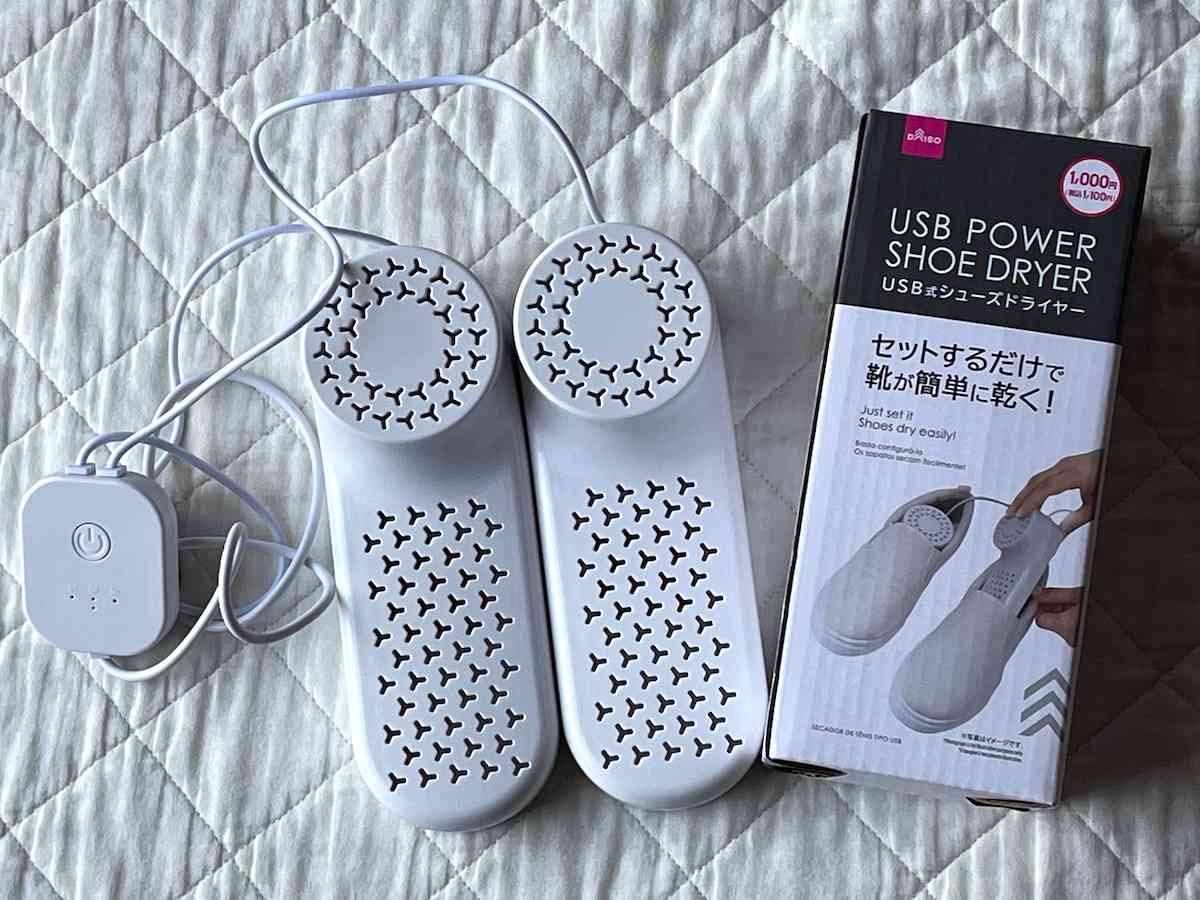 ダイソーの「USB式シューズドライヤー」はじわじわ靴を乾かしてくれる