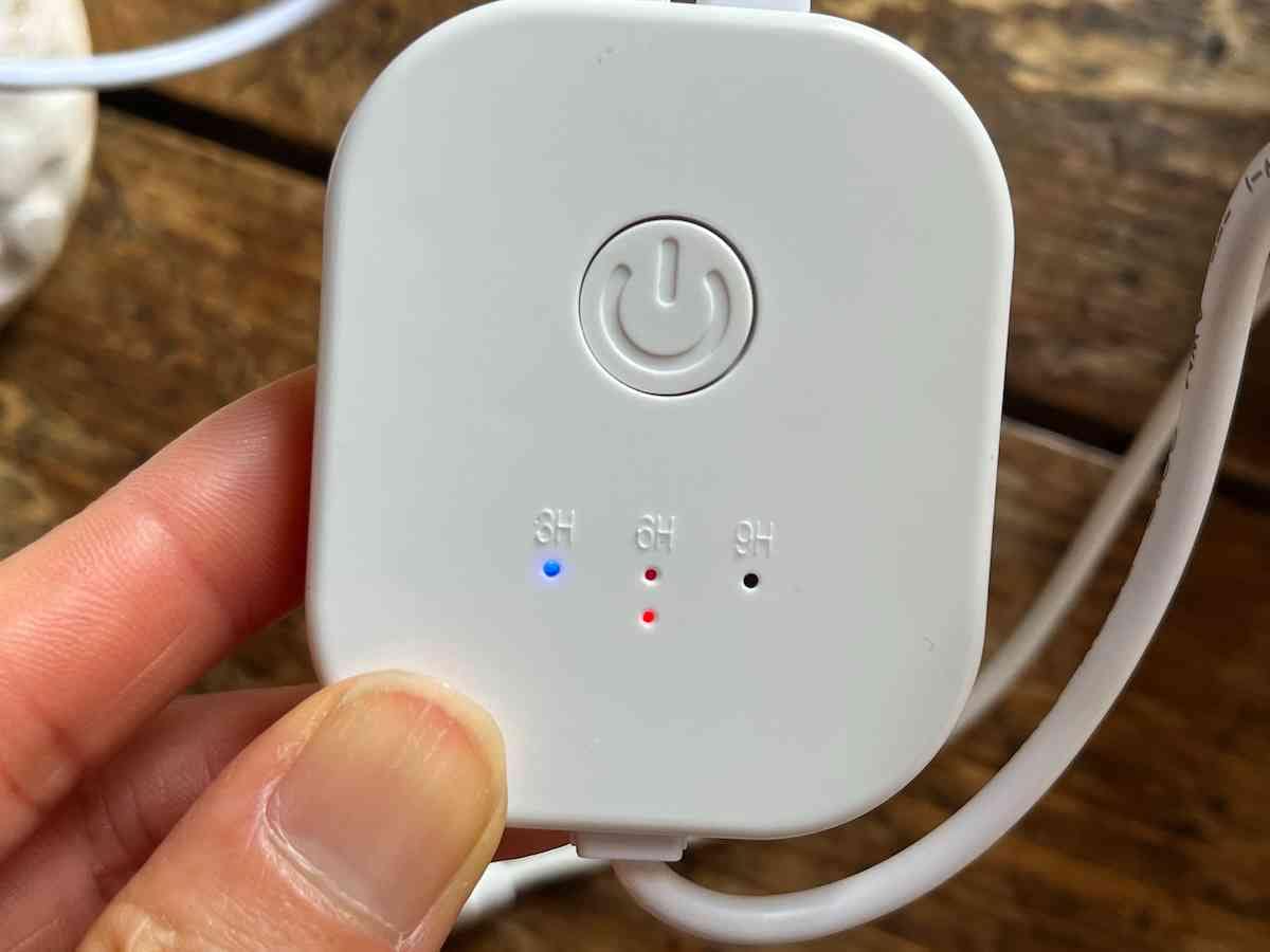給電されると赤いランプがつくので、電源ボタンでタイマーをセットしよう