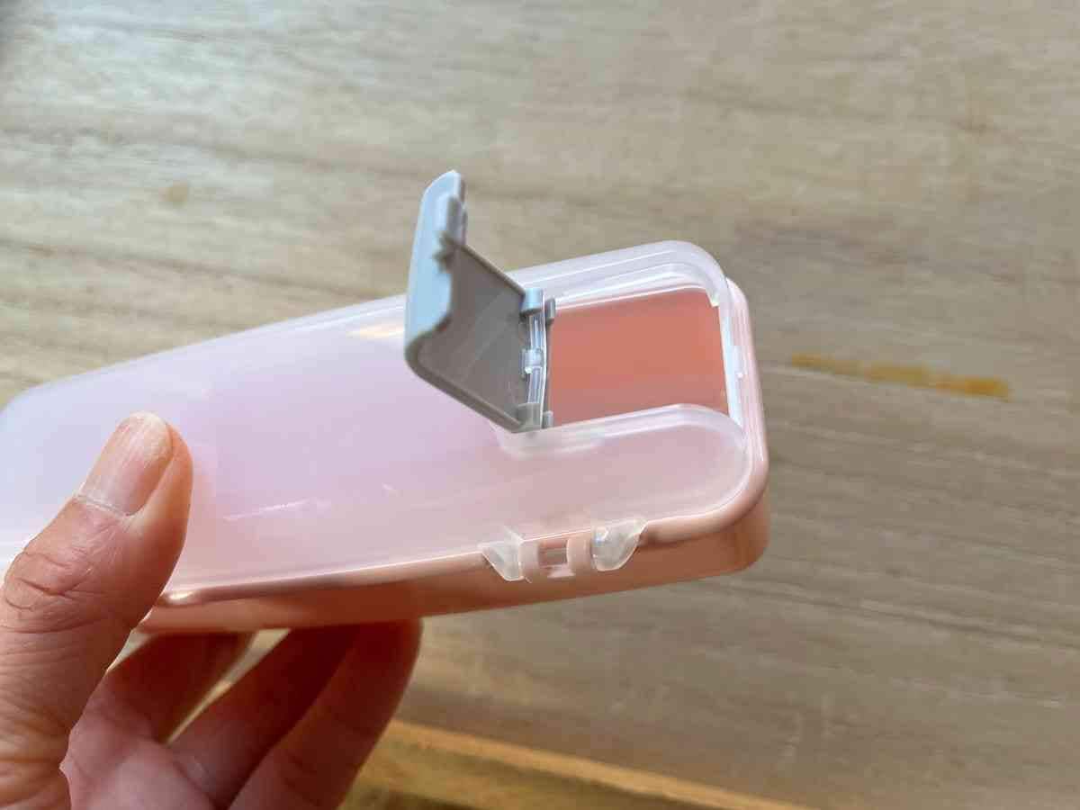 セリアの「おやつケース」のふたの窓を開けることができる