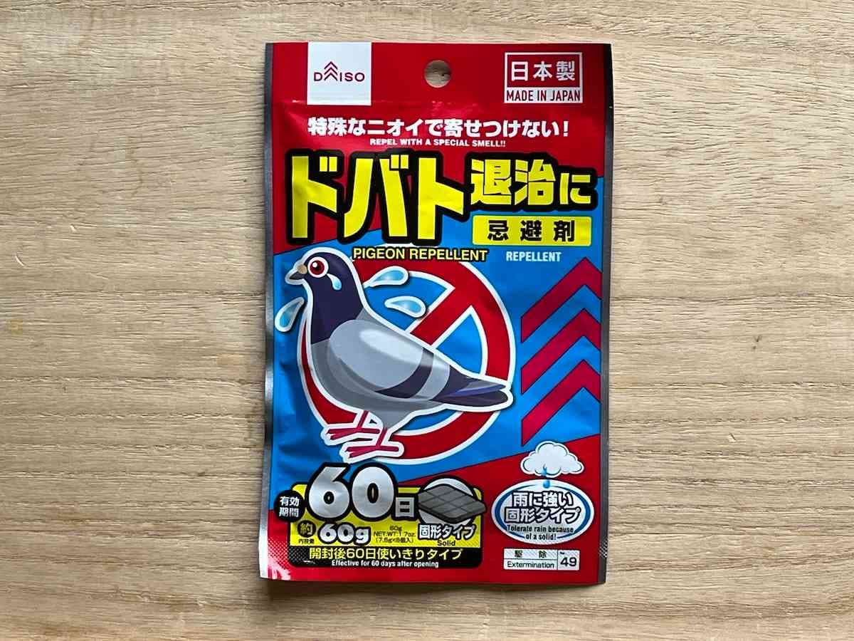 ダイソーの鳩よけ「臭いで寄せ付けない！ドバト60日 8個入り」は嗅いでみると嫌な臭いではなかった