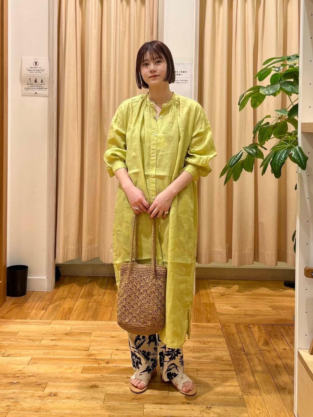 天然素材のリネンならシワも風合いのひとつに見せてくれます　出典：WEAR