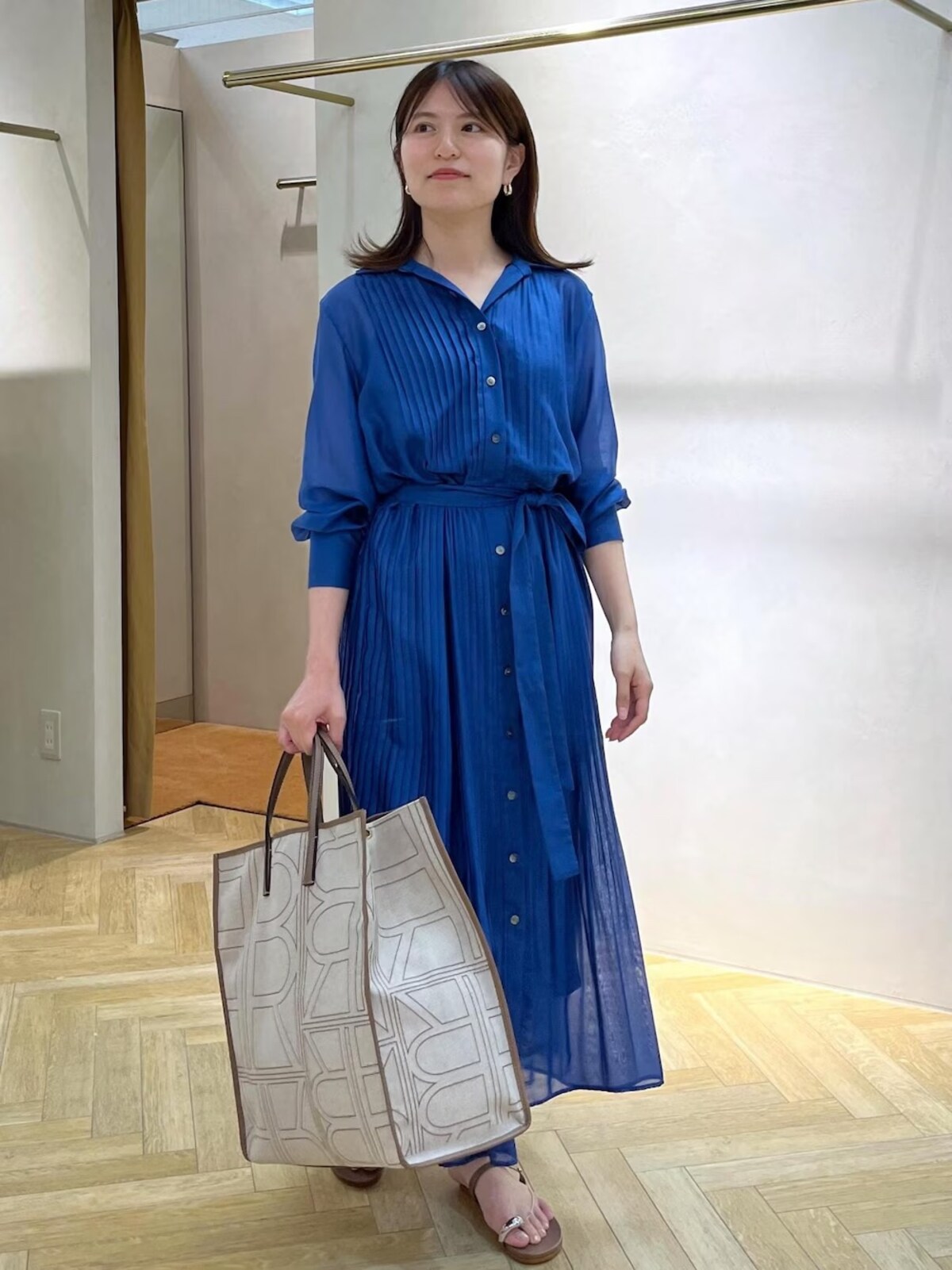 鮮やかなブルーが目をひくワンピースはコーデも簡単！　出典：WEAR