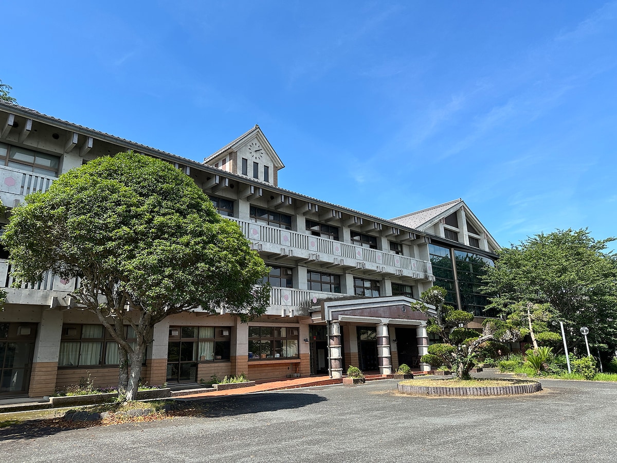 CAMPiece君津。千葉県君津市の旧亀山中学校と隣接する旧坂畑小学校の2校の跡地を利用した廃校キャンプ場