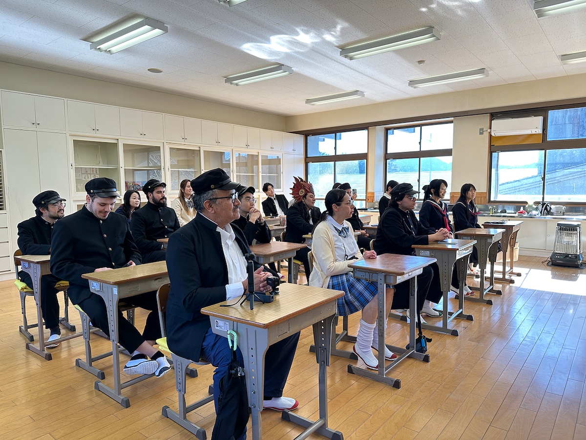 さまざまな国の旅行者が参加する一日学校体験