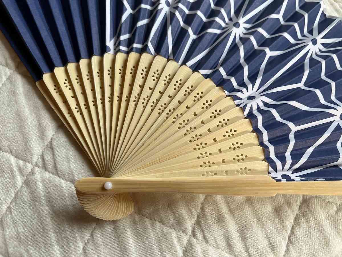 ダイソーの扇子は骨にも模様が入っている