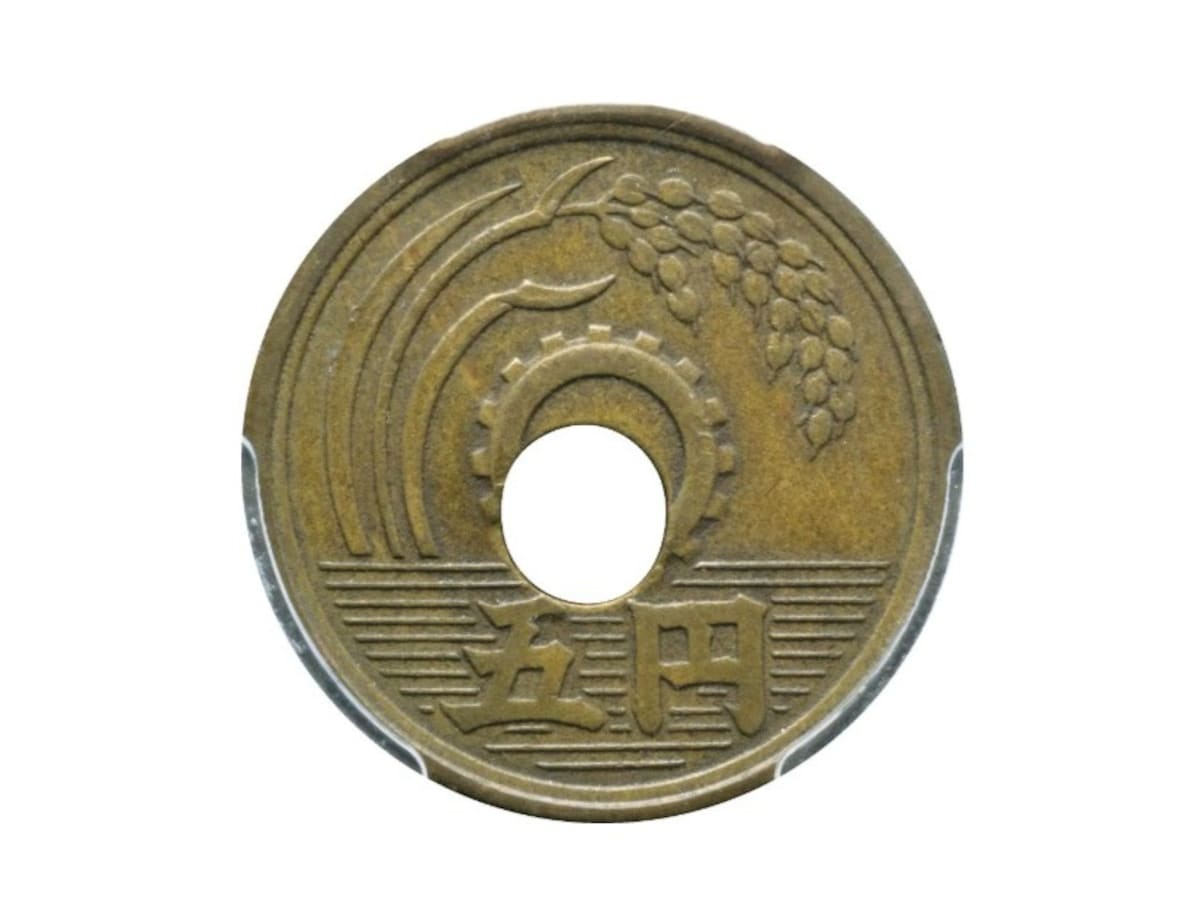1万2000倍以上の価値になった実際の5円玉（表面） ※画像出典：銀座コインオークション「第122回入札誌『銀座』」 Lot番号：451 5円黄銅貨 昭和26年 穴ズレエラー PCGS（XF40） ※スラブ誤表記（S62）