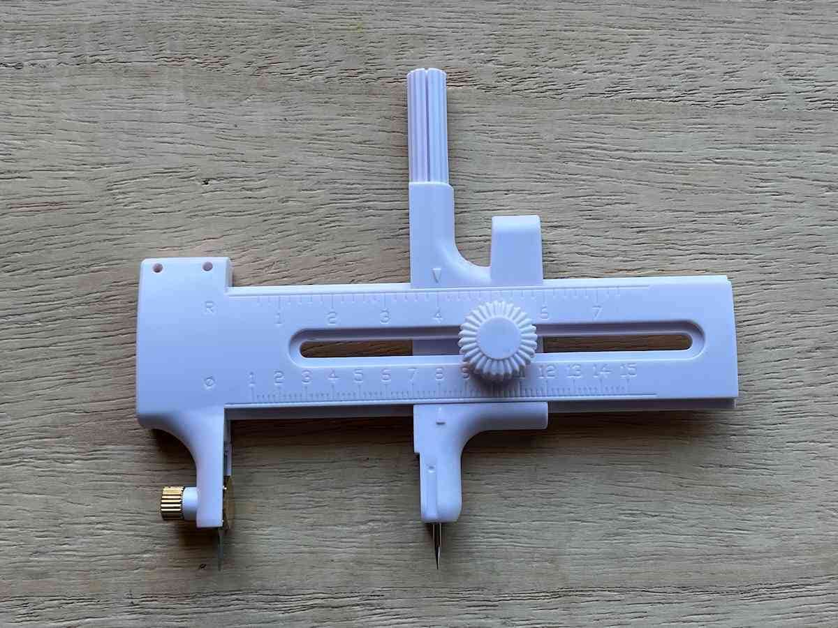 針を動かしたら、ネジで固定