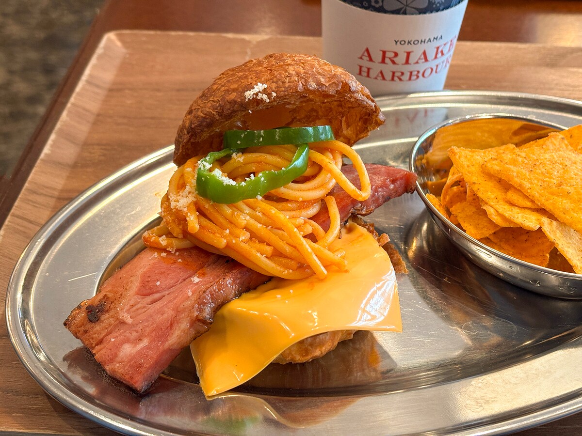 港町ナポリタンバーガー(税込1100円)※画像はランチタイムのドリンクセット(税込1210円)