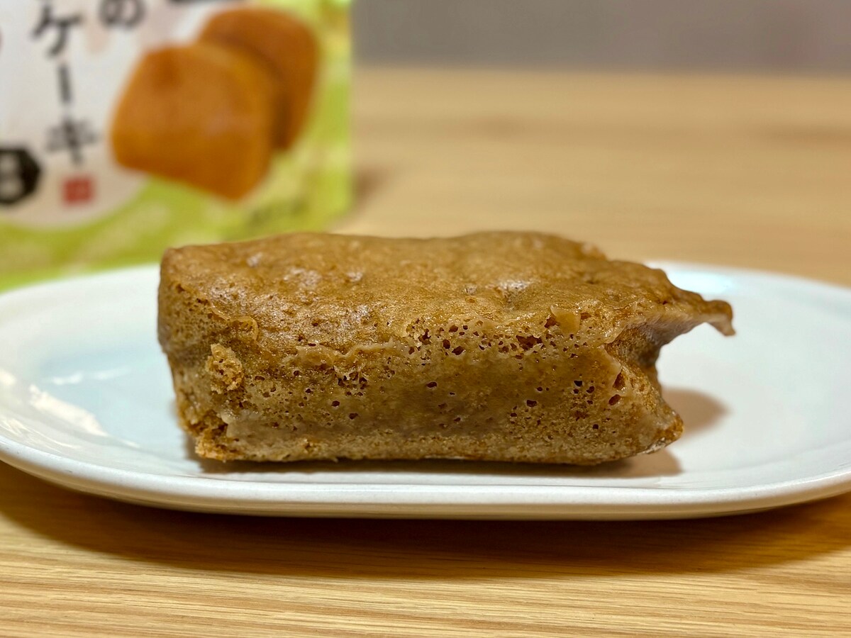 アツアツの黒糖ケーキが完成しました。黒糖の香りがふわっと感じられてどんな味わいなのかワクワクします
