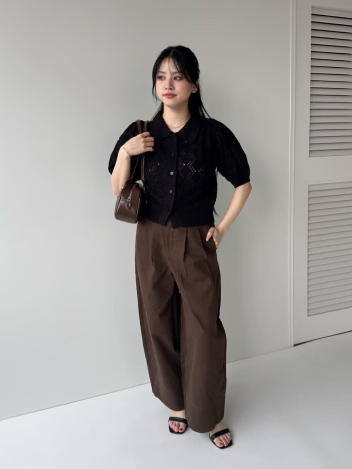 トップスはなるべくショート丈にするとバランスよし　出典：WEAR