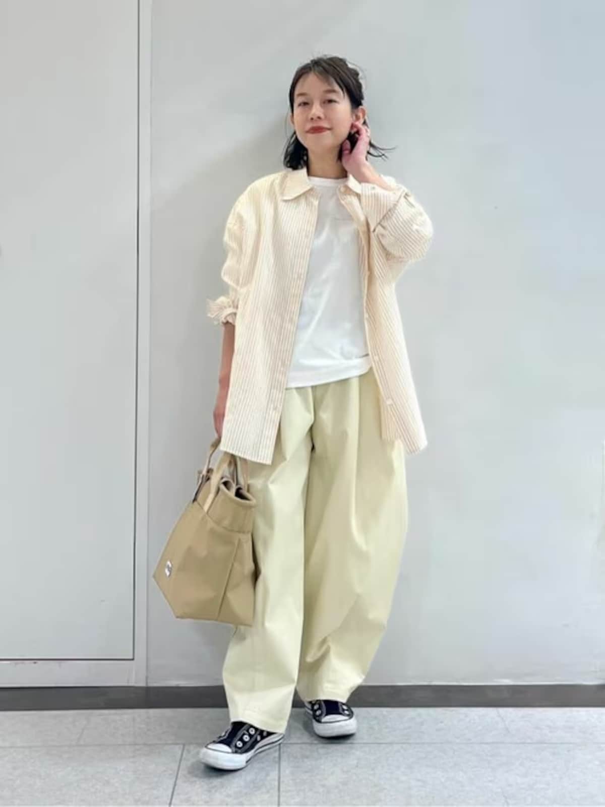 ライトトーンのグラデーションでバレルパンツをすらっと見せて　出典：WEAR