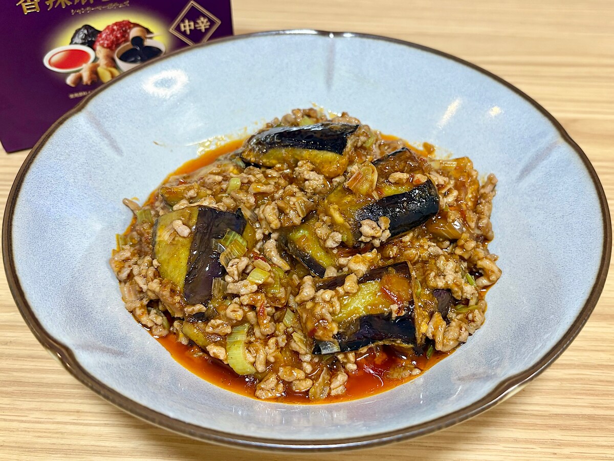 熱したフライパンでナスを焼いたら皿に移す。次にひき肉と長ネギを炒めたら「Cook Do」を入れ、ナスを戻し炒め合わせて完成