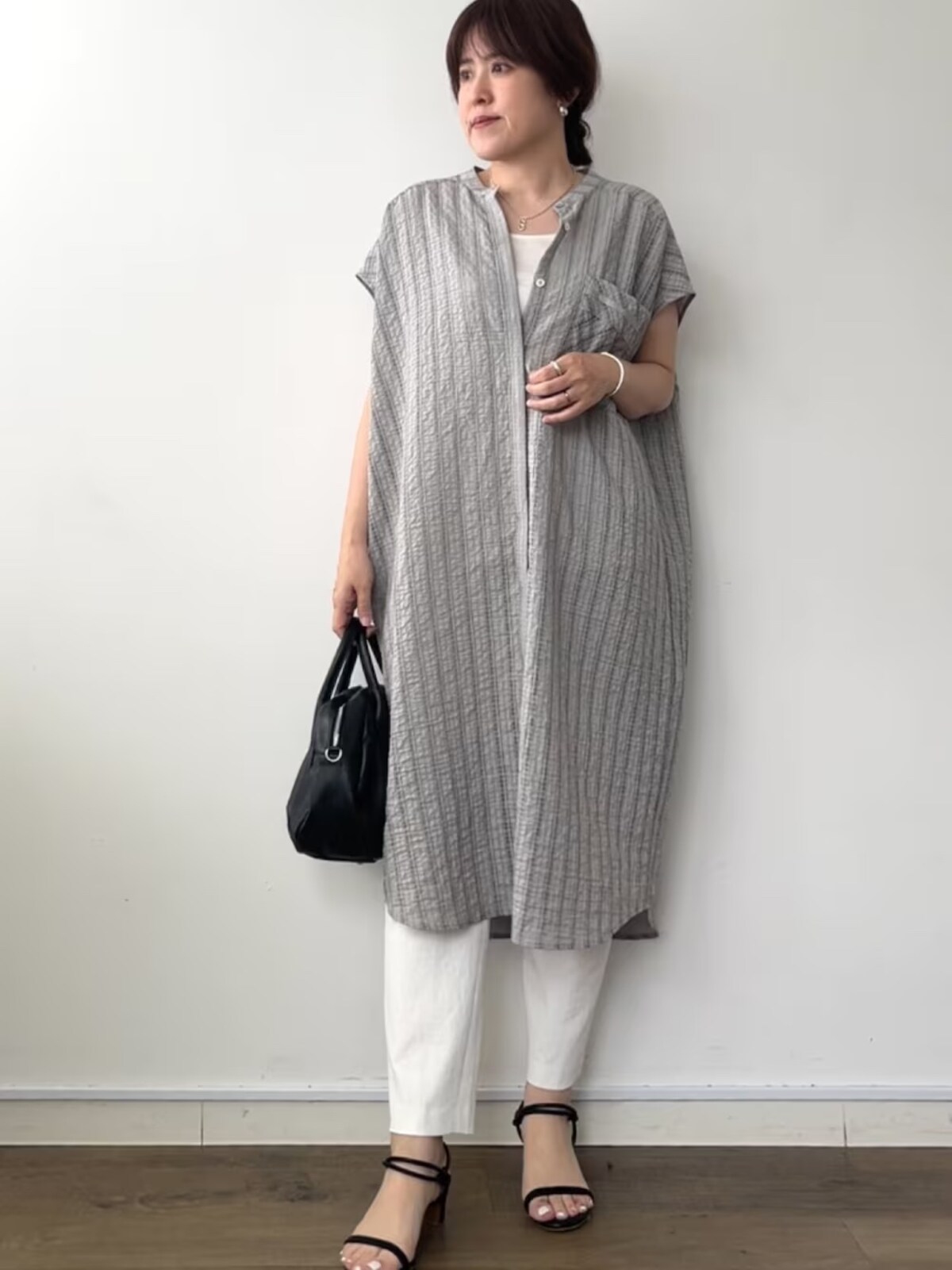 ロング丈ワンピ＆白パンツのスタイル。足もとに抜け感をつくって　出典：WEAR