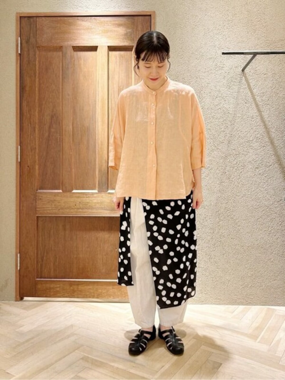 大判スカーフのアレンジなら、いつもの着こなしも新鮮に　出典：WEAR