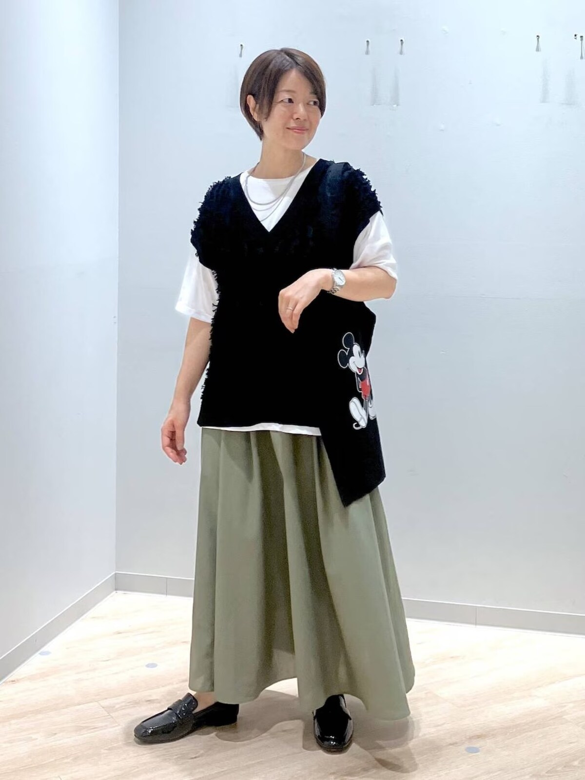 【OKコーデ】オンでもオフでもはけるローファータイプのレインシューズが便利　出典：WEAR