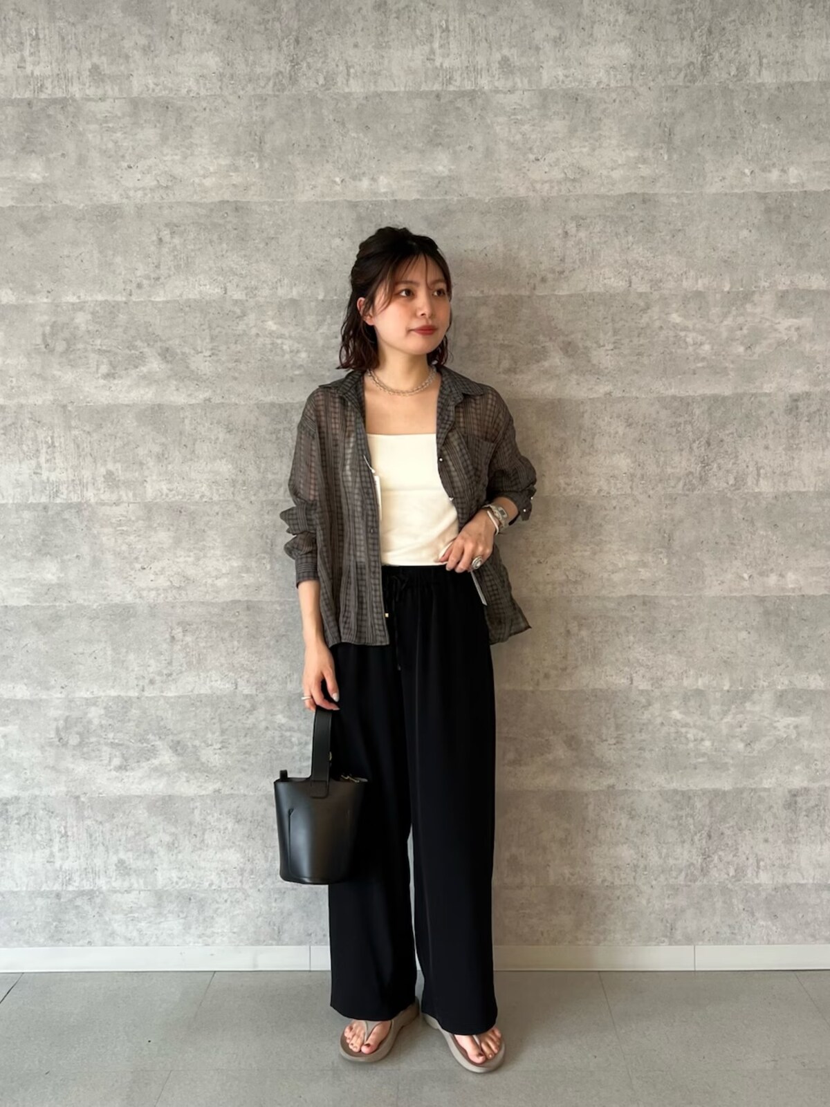 【OKコーデ】とにかく汚れやすいボトムスはダークカラーが安心です　出典：WEAR